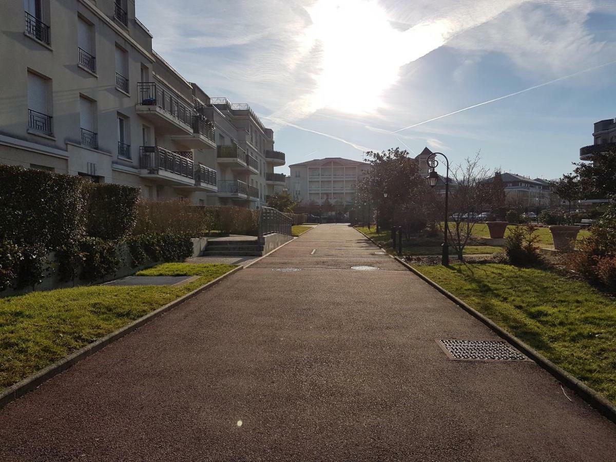 Appartement Avec Rez De Jardin A Disneyland Montévrain Eksteriør billede